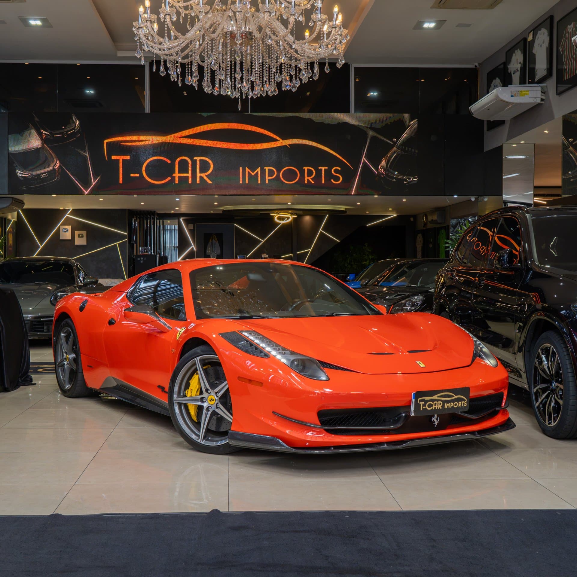 Ferrari 458 Spider vermelha no showroom da TCAR Imports