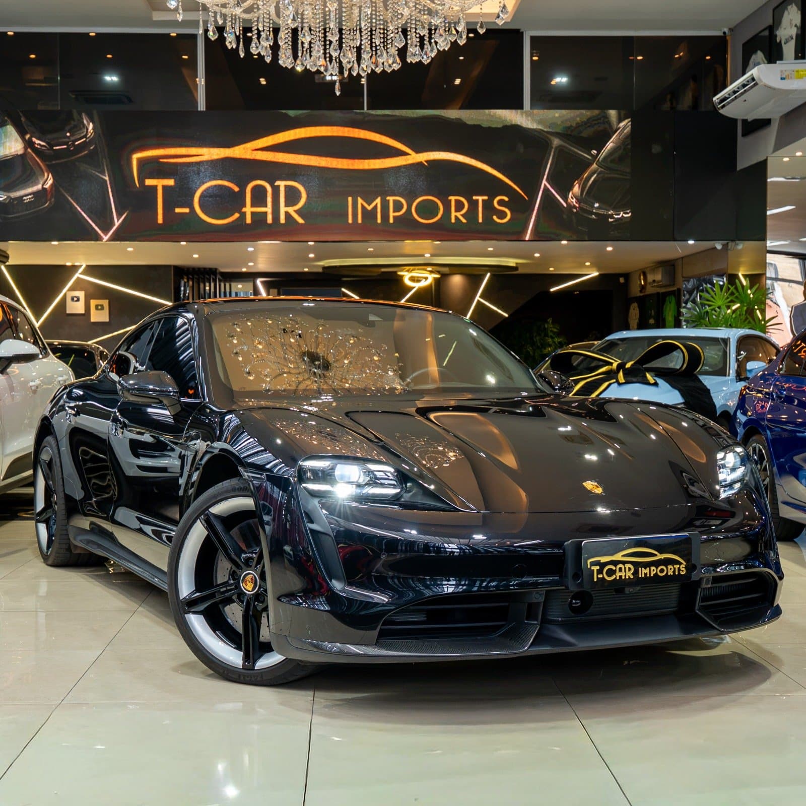 Porsche Taycan Turbo S no showroom da TCAR Imports