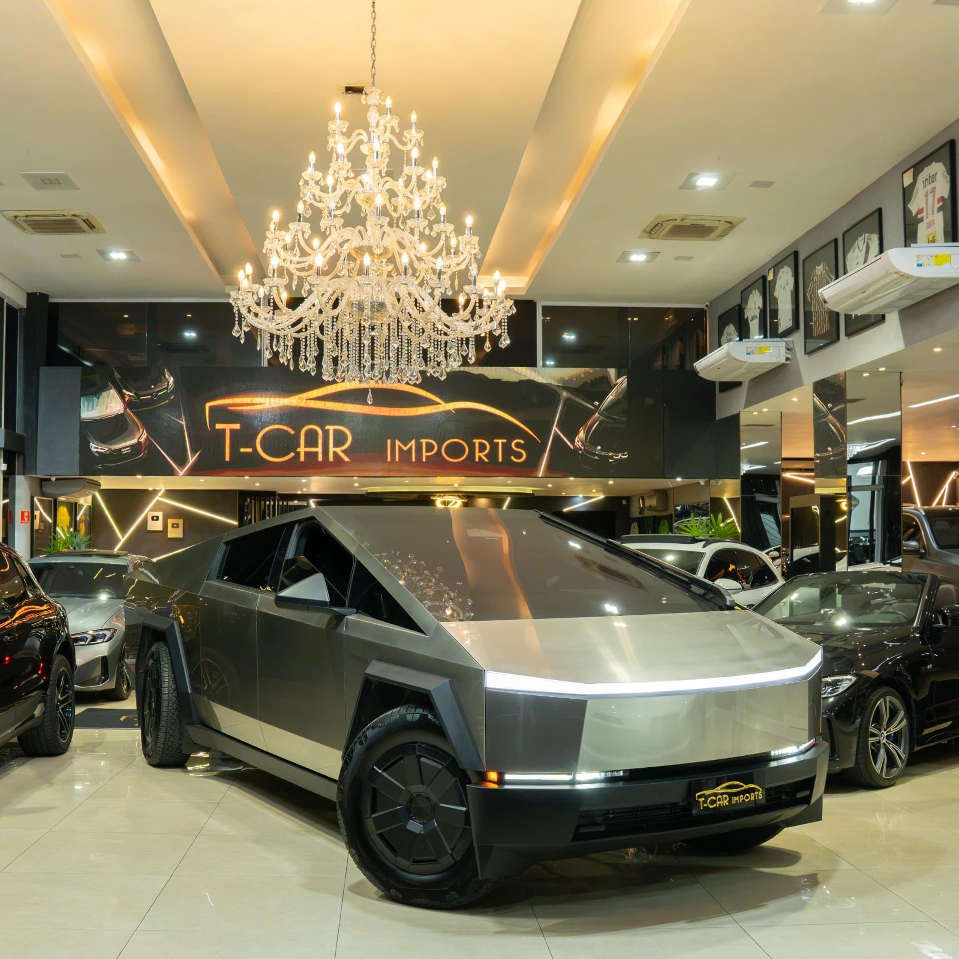Tesla Cybertruck Cyberbeast no showroom da TCAR Imports