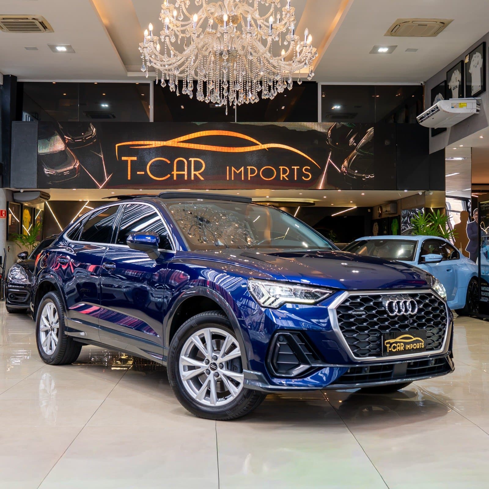 Audi Q3 Performance Black Quattro no showroom da TCAR Imports