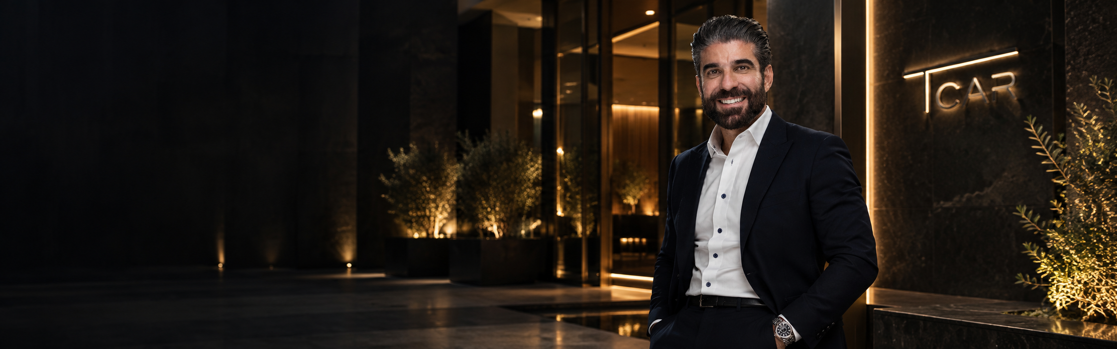 Tiago TCAR diante de uma arquitetura contemporânea com a marca TCAR